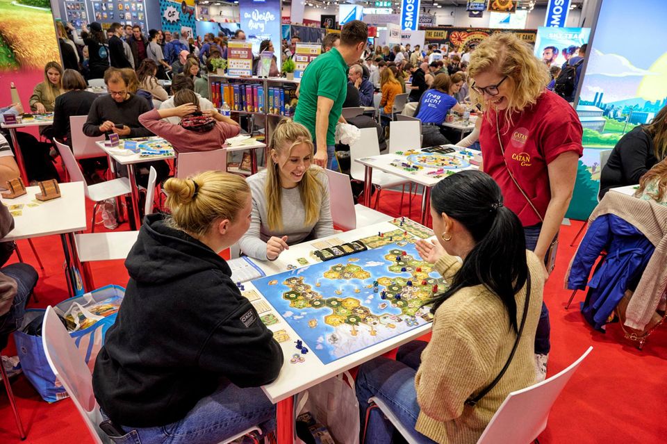 Auf Brettspielmessen wie der "Spiel" in Essen gehört Catan auch nach 30 Jahren immer noch zu den Publikumsmagneten 