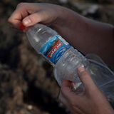 Hände halten Plastikflasche