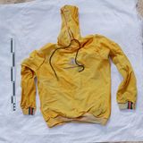 Gelber Pullover
