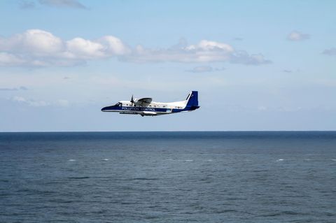 Flugzeug über dem Meer
