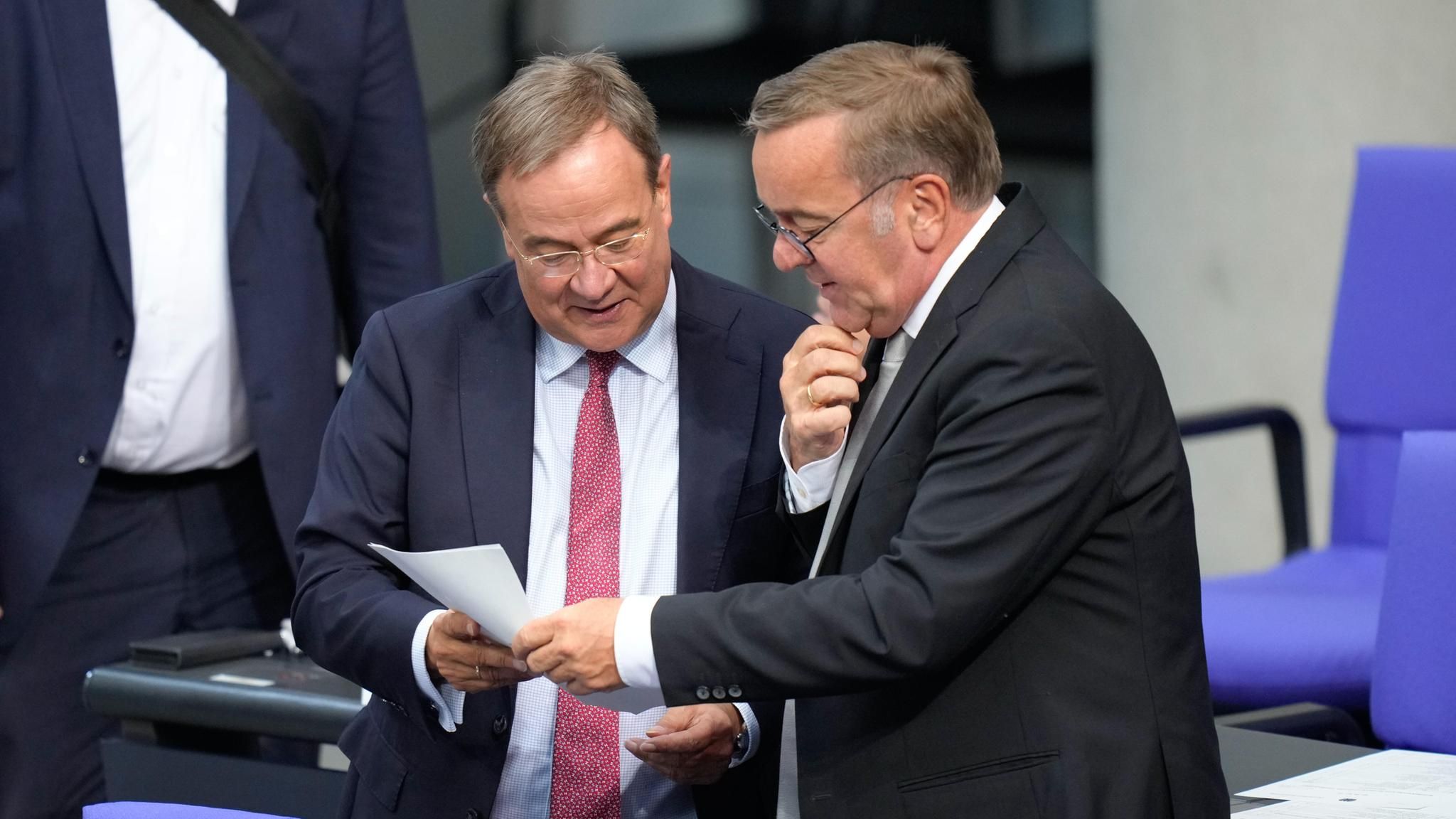 Boris Pistorius und Armin Laschet im Bundestag