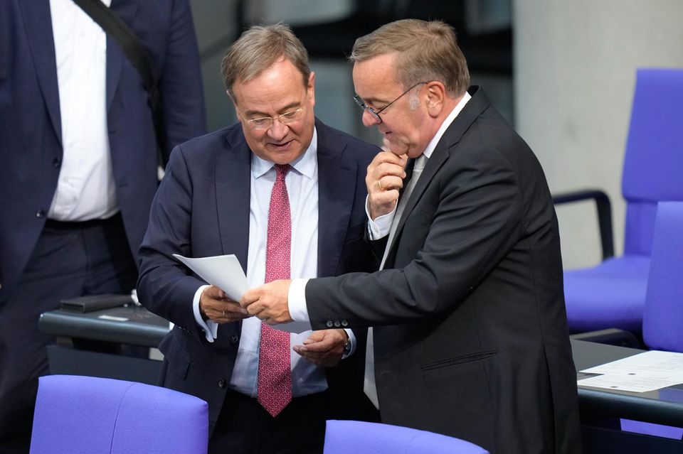 Boris Pistorius und Armin Laschet im Bundestag 1.5004