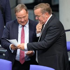 Boris Pistorius und Armin Laschet im Bundestag