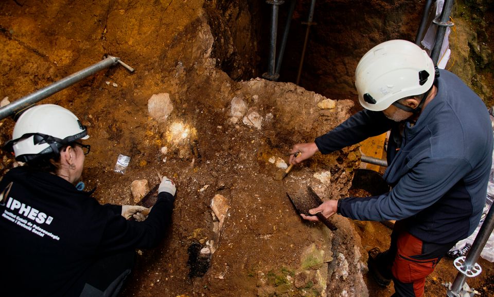 Forscher graben in einer Höhle