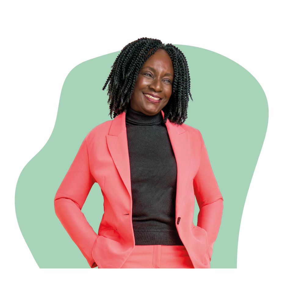 Florence Brokowski-Shekete wurde als Kind nigerianischer Eltern in Hamburg geboren und wuchs bei ihrer Pflegemutter in Buxtehude auf. Sie ist Schulamtsdirektorin, Autorin und Podcasterin und klärt in Veranstaltungen über Rassismus auf.