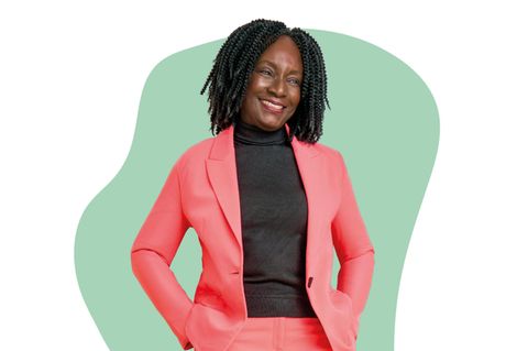 Florence Brokowski-Shekete wurde als Kind nigerianischer Eltern in Hamburg geboren und wuchs bei ihrer Pflegemutter in Buxtehude auf. Sie ist Schulamtsdirektorin, Autorin und Podcasterin und klärt in Veranstaltungen über Rassismus auf.