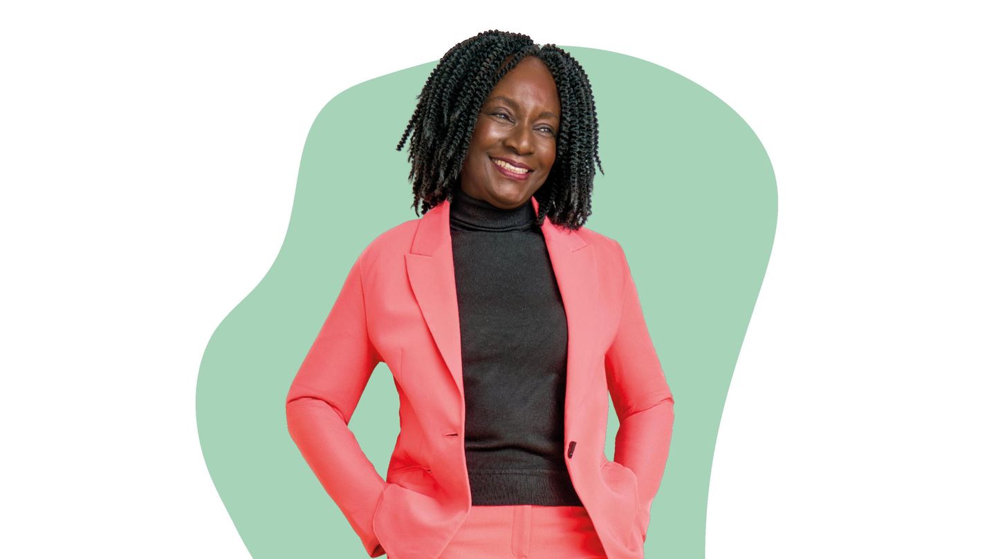 Florence Brokowski-Shekete wurde als Kind nigerianischer Eltern in Hamburg geboren und wuchs bei ihrer Pflegemutter in Buxtehude auf. Sie ist Schulamtsdirektorin, Autorin und Podcasterin und klärt in Veranstaltungen über Rassismus auf.