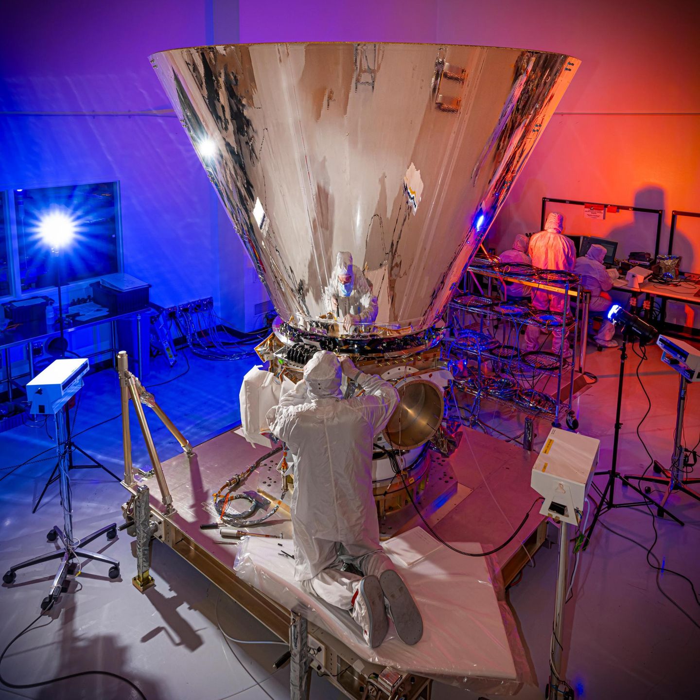 Forschende im Reinraum mit Sonde SPHEREx