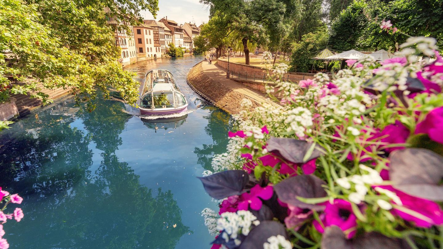 Straßburg im Frühling mit Boot