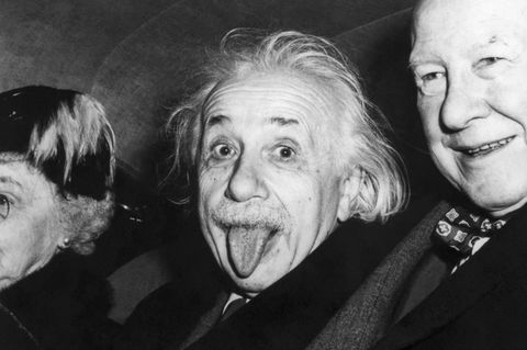 Albert Einstein streckt die Zunge raus