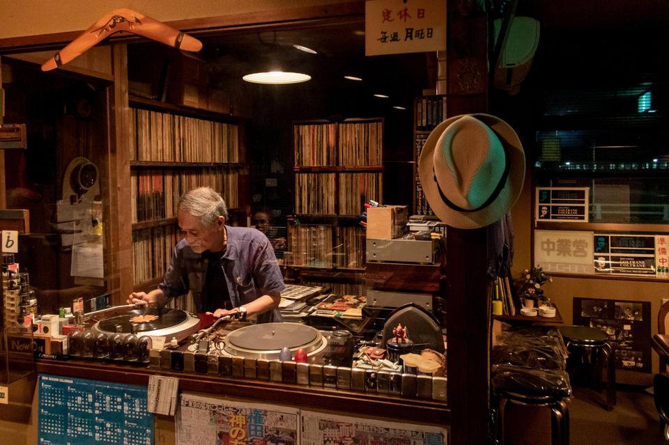 Älterer Herr legt Schallplatten auf 1.5004