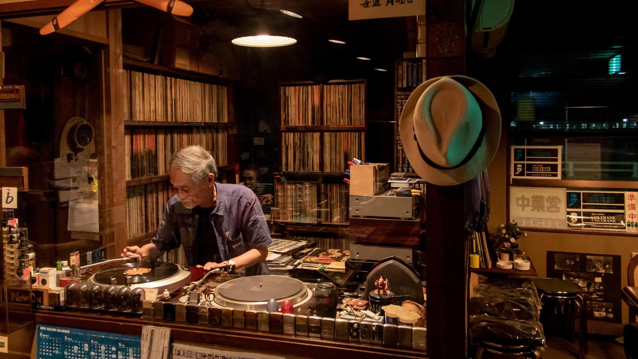 Älterer Herr legt Schallplatten auf