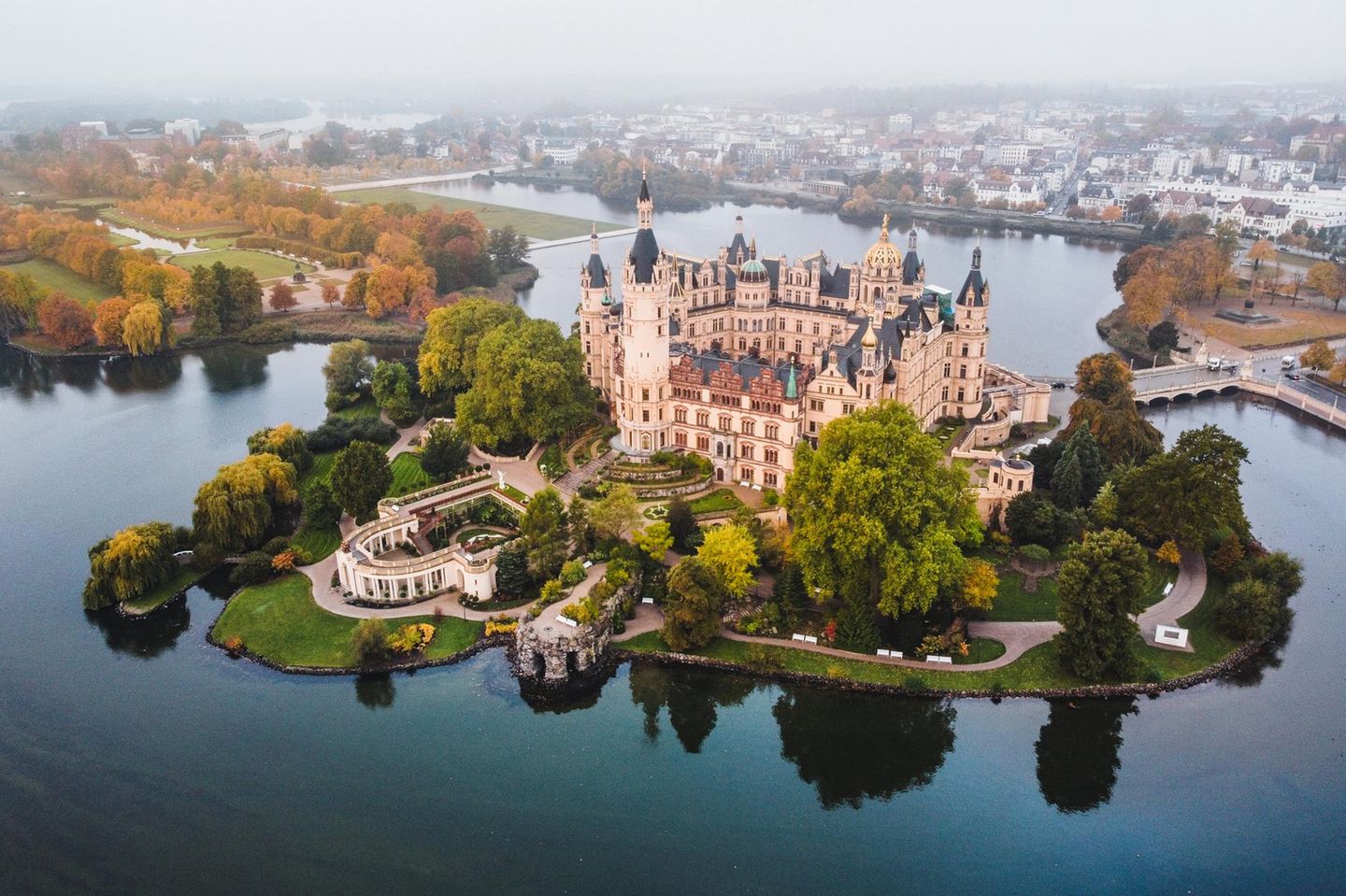 Schloss Schwerin: mitten auf der Seeinsel Schloss Schwerin
