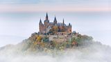 Burg Hohenzollern ragt aus dem Nebel hervor