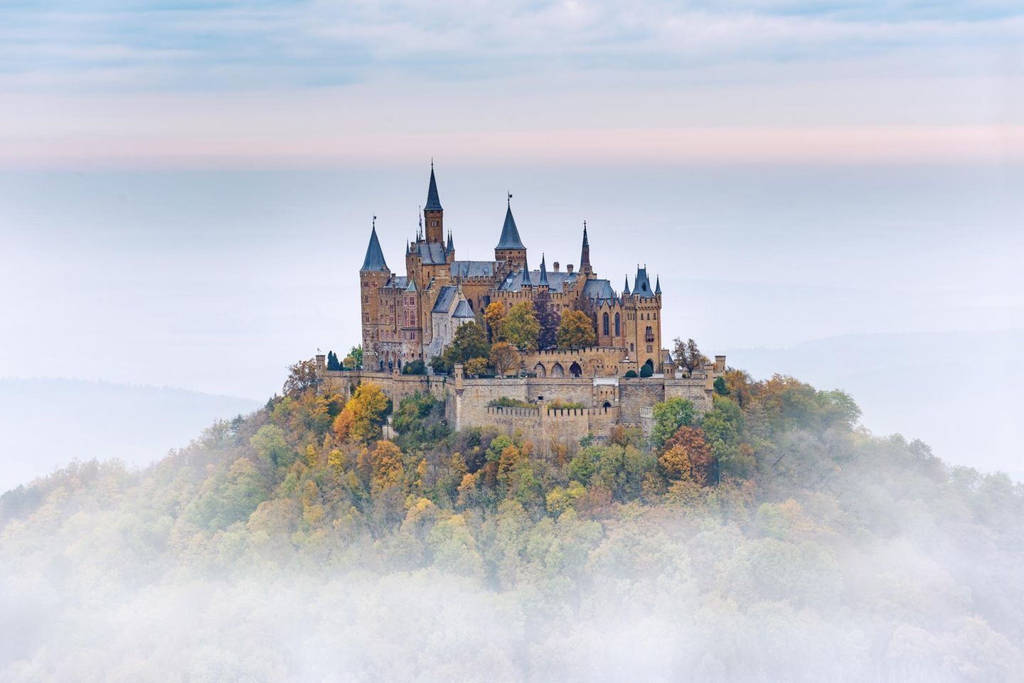 Burg Hohenzollern: der Stammsitz preußischer Könige Burg Hohenzollern ragt aus dem Nebel hervor