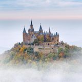 Burg Hohenzollern ragt aus dem Nebel hervor