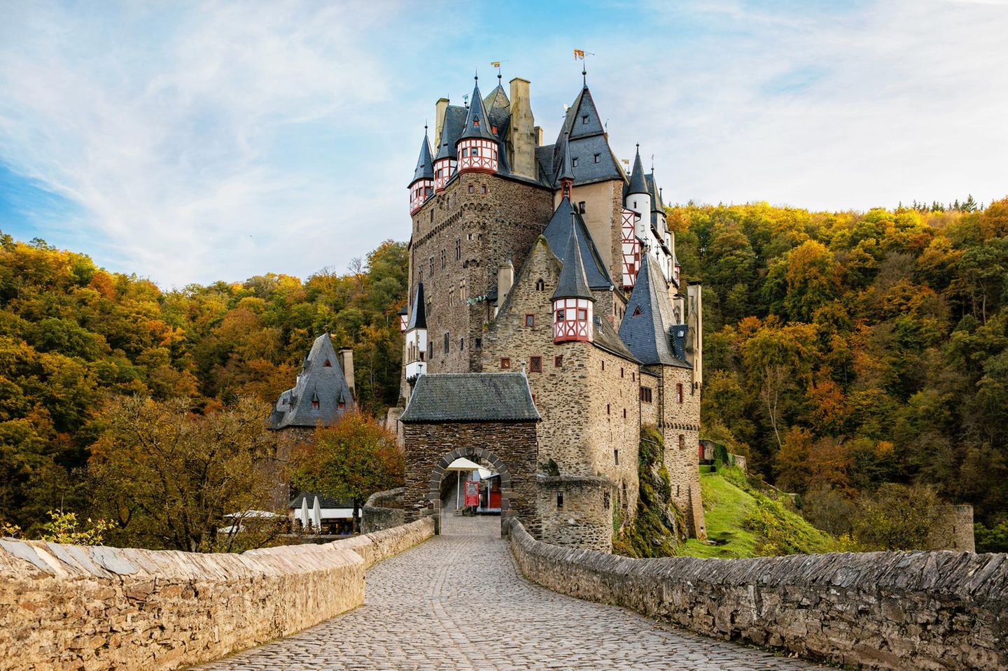 Burg Eltz: Giebel, Erker und Türmchen Auffahrt zur Burg Eltz