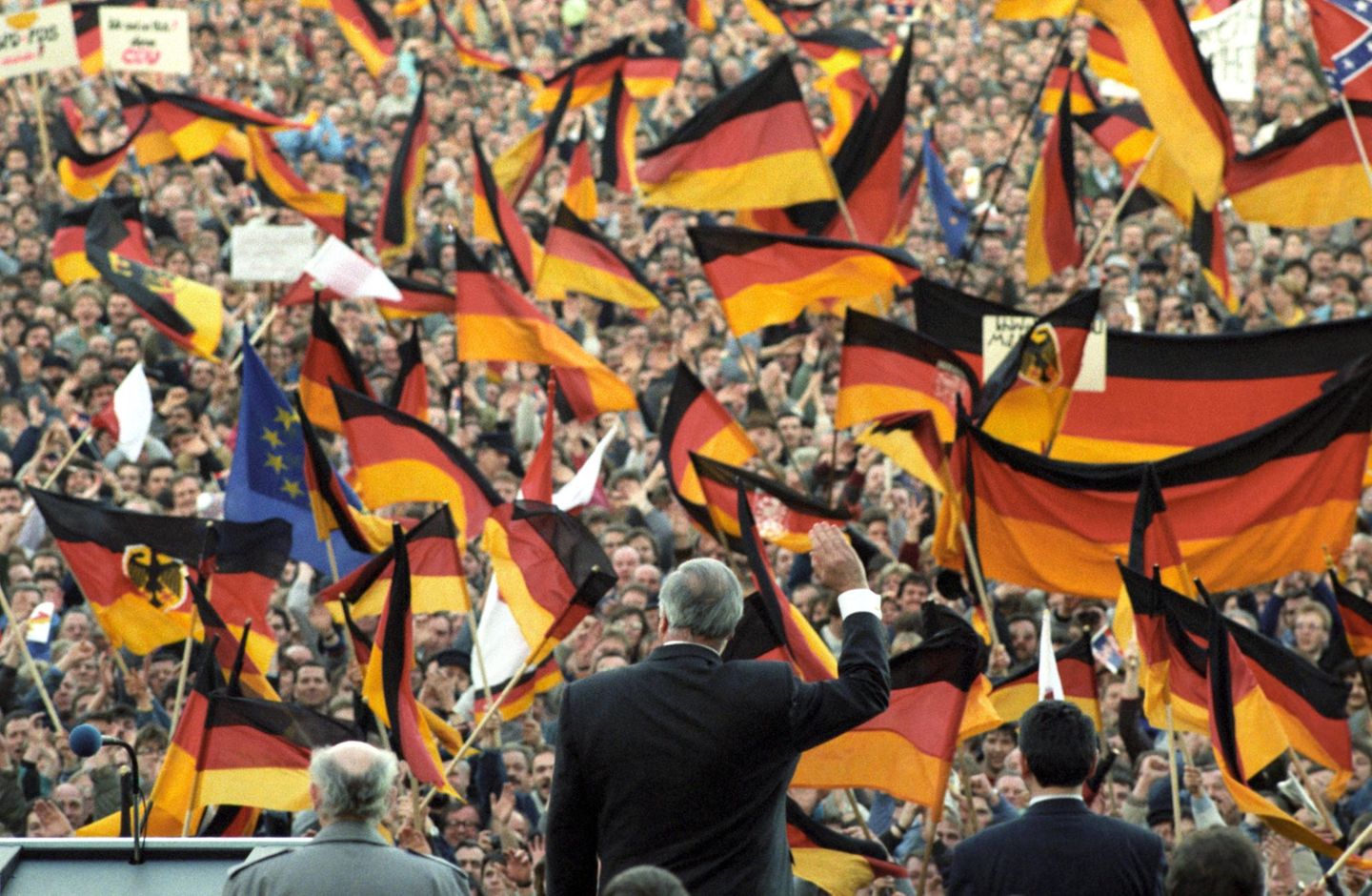 Helmut Kohl vor Deutschlandflaggen