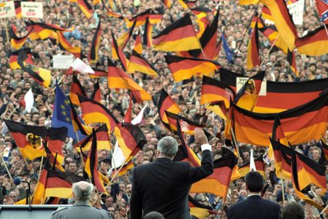 Helmut Kohl vor Deutschlandflaggen
