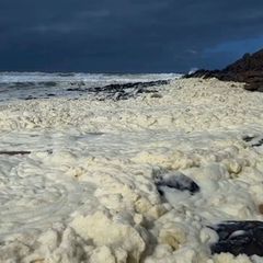 Was hat es mit dem meterdicken gelben Schaum auf sich? Verschiedene Behörden ermitteln. Foto: Uncredited/Australian Broadcasting