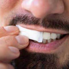 Zum Teil so stark wie drei und mehr Zigaretten: Die kleinen Tabakkissen passen zwischen Oberlippe und Zahnfleisch – etwa eine halbe Stunde lang geben sie ihr Nikotin ab, das über die Mundschleimhaut direkt ins Blut gelangt