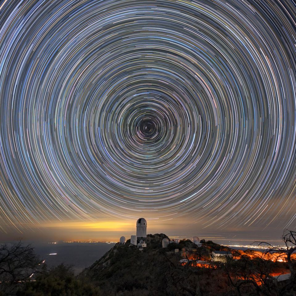 Vom Kitt Peak in Arizona blickt das Dark Energy Spectroscopic Instrument bis zu elf Milliarden Lichtjahre weit in den Weltraum hinein