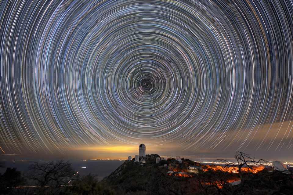 Vom Kitt Peak in Arizona blickt das Dark Energy Spectroscopic Instrument bis zu elf Milliarden Lichtjahre weit in den Weltraum hinein 1.4971