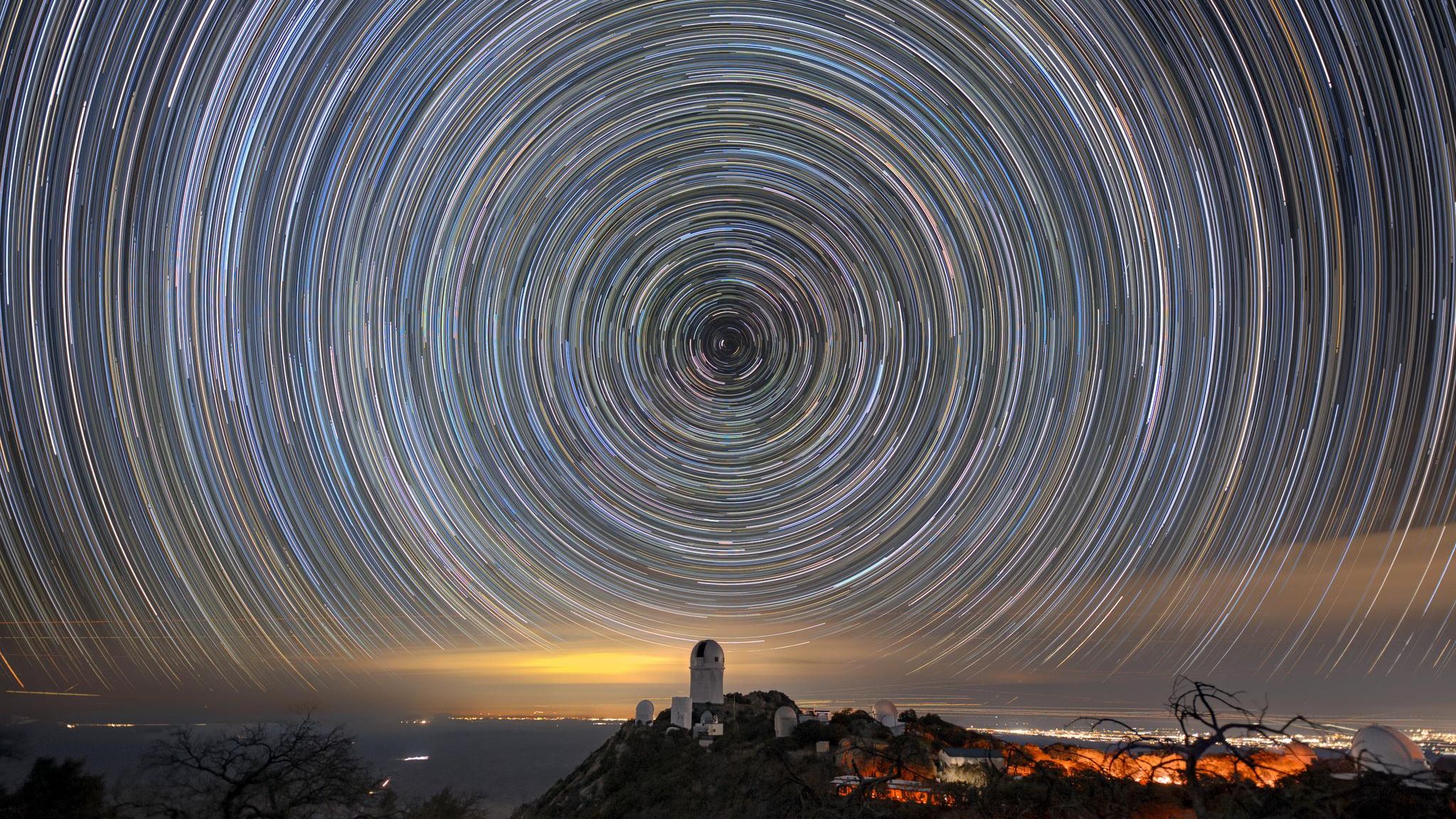 Vom Kitt Peak in Arizona blickt das Dark Energy Spectroscopic Instrument bis zu elf Milliarden Lichtjahre weit in den Weltraum hinein