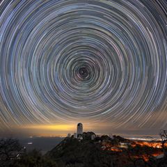 Vom Kitt Peak in Arizona blickt das Dark Energy Spectroscopic Instrument bis zu elf Milliarden Lichtjahre weit in den Weltraum hinein