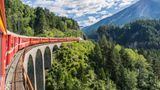 Glacier Express auf Landwasserviadukt in der Schweiz
