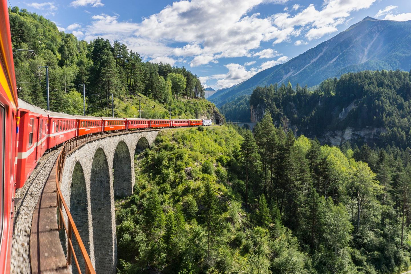 Mit dem Zug durch die Bergwelt Glacier Express auf Landwasserviadukt in der Schweiz