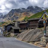 Traditionelle Holzhäuser an einer abschüssigen Strasse in Saas-Fee in der Schweiz