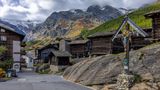 Traditionelle Holzhäuser an einer abschüssigen Strasse in Saas-Fee in der Schweiz
