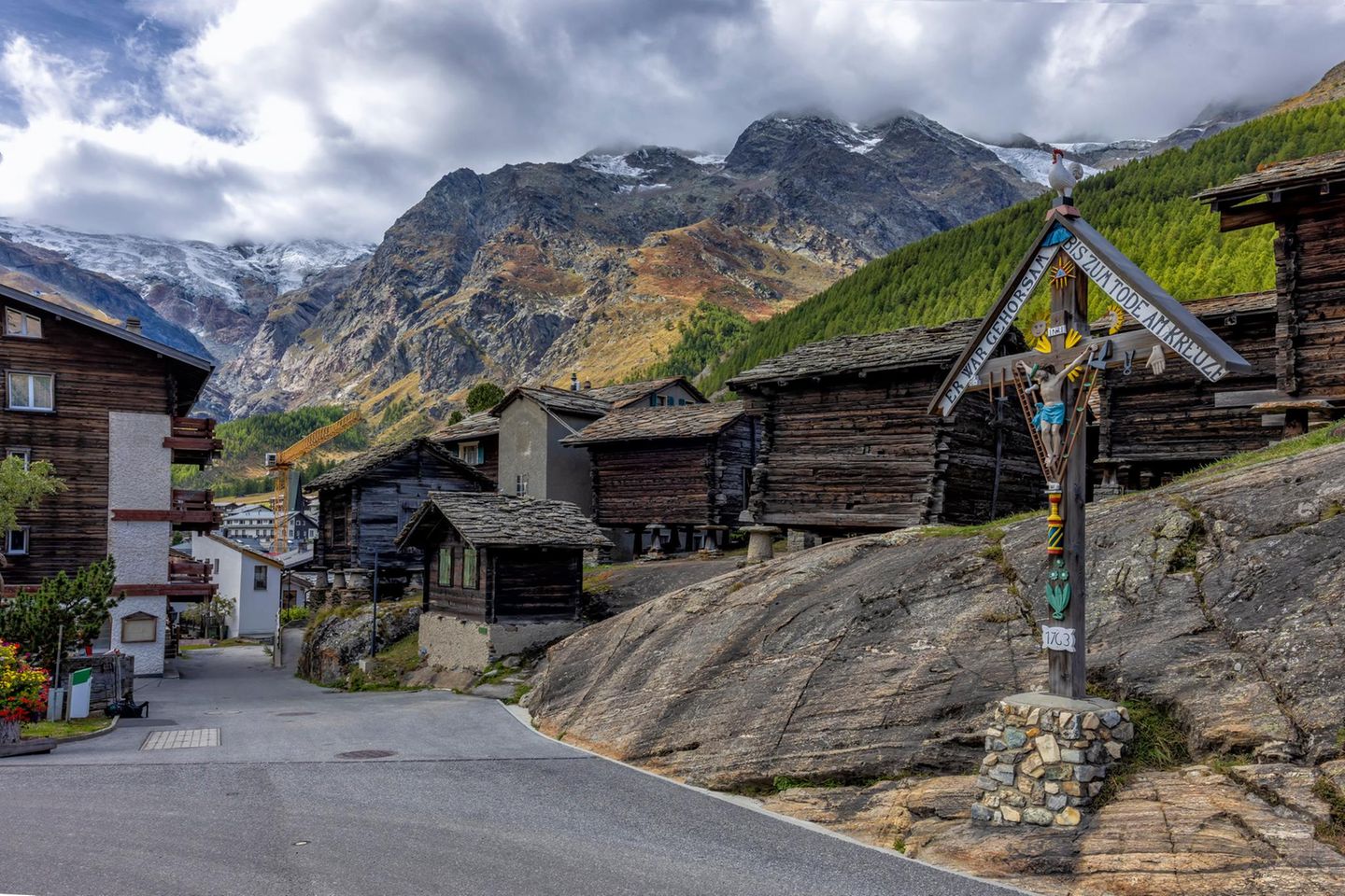 Ruhe finden in Saas-Fee Traditionelle Holzhäuser an einer abschüssigen Strasse in Saas-Fee in der Schweiz