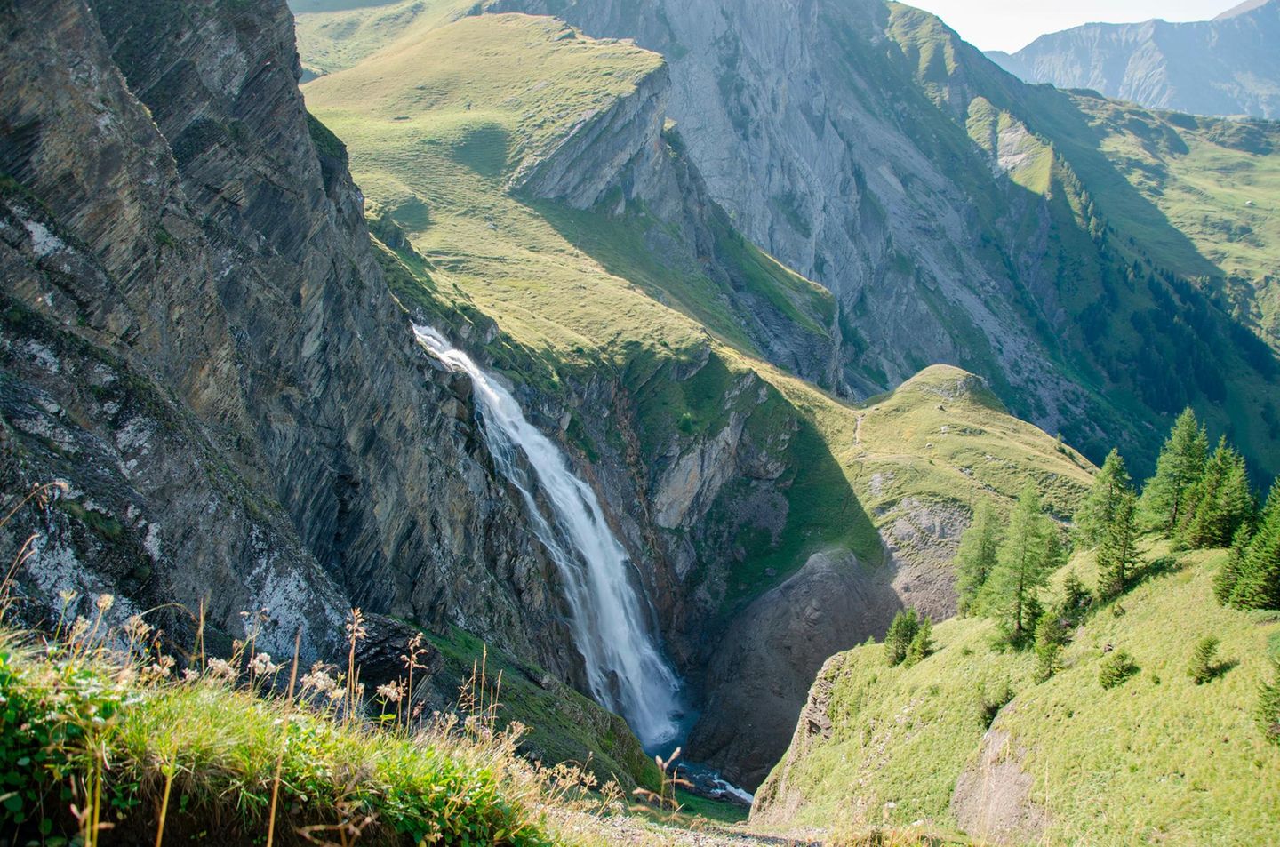 Kraft tanken am Wasserfall Engstligenfälle am Dorf Adelboden im Berner Oberland