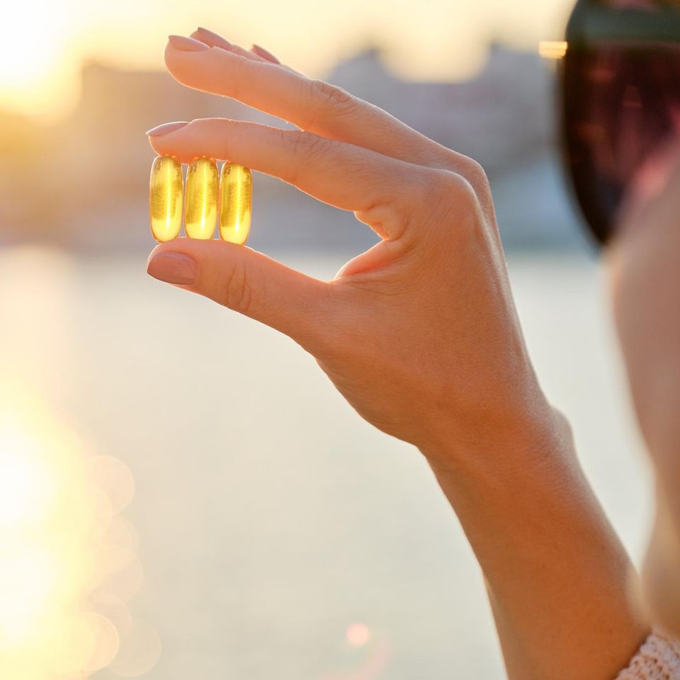 Foto von gelben Vitamin-D-Kapseln im Gegenlicht