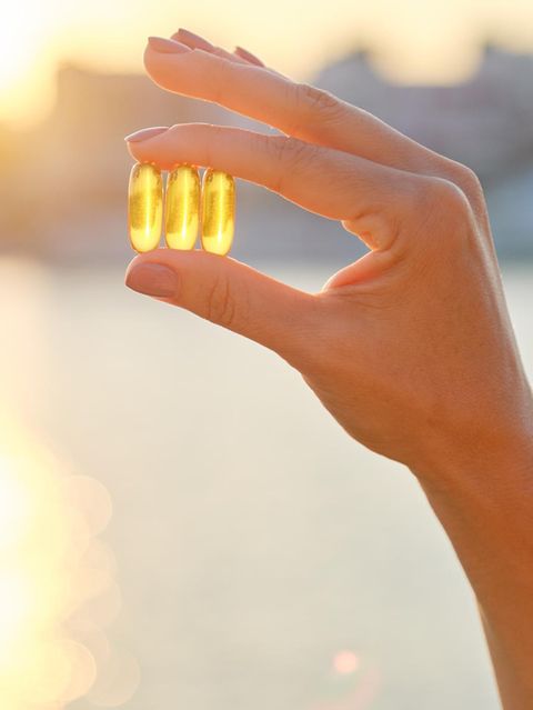 Foto von gelben Vitamin-D-Kapseln im Gegenlicht