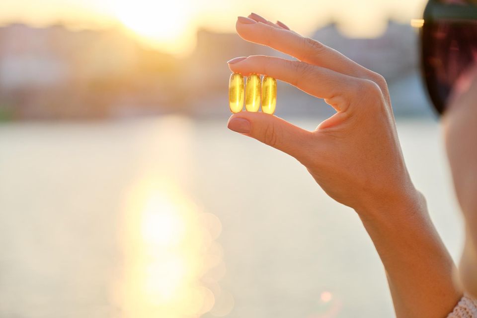 Foto von gelben Vitamin-D-Kapseln im Gegenlicht 1.5004