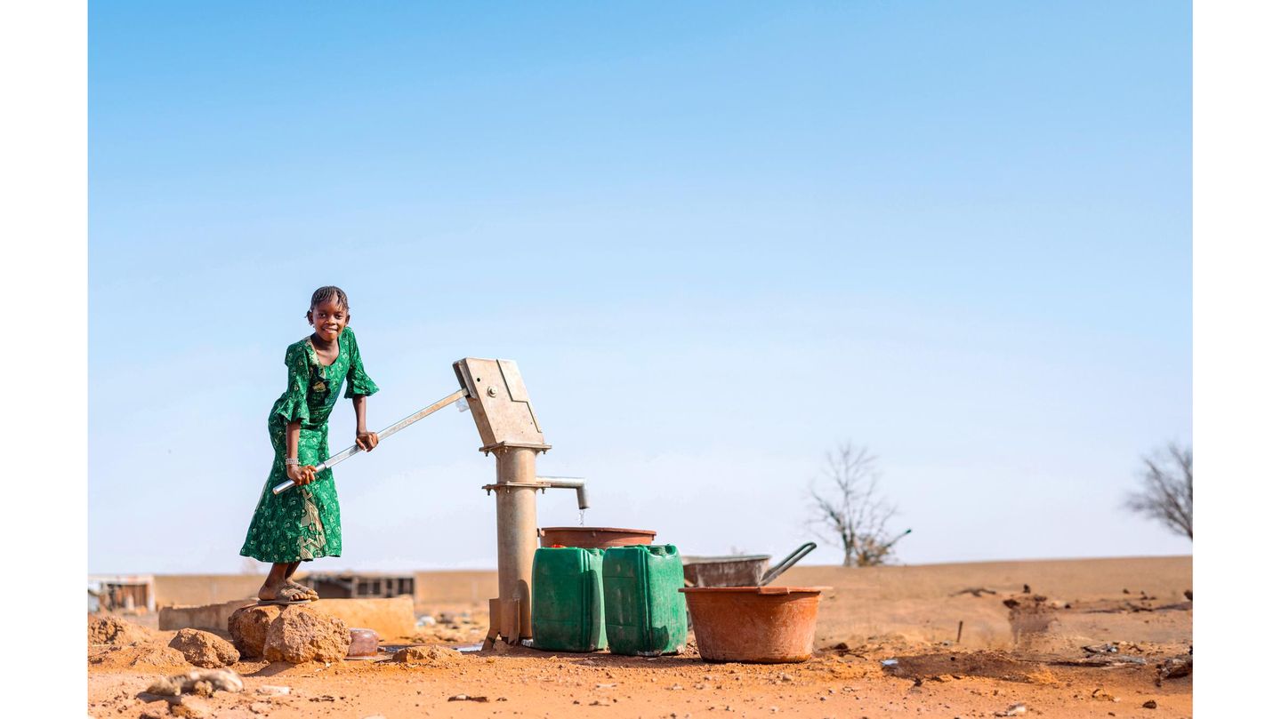 Pumpen und schleppen – das gehört für viele Menschen in den ländlichen Gegenden Afrikas zum Alltag. Oft ist es Aufgabe von Frauen und Mädchen, sich um die Wasserversorgung zu kümmern.