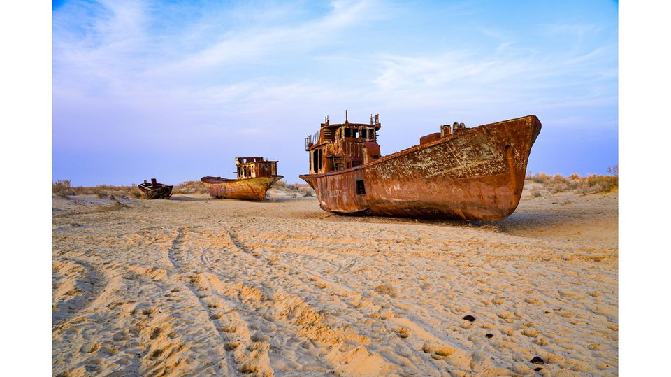 Es war einmal ein See – und zwar der Aralsee in Zentralasien. Doch die Menschen entzogen ihm das Wasser und nutzten es für den Anbau von Baumwolle. Übrig blieben Schiffsskelette, Muschelschalen und eine Salzwüste