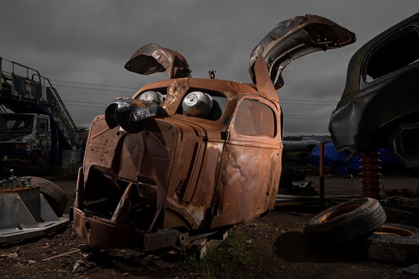 Nein, der Kopf von "Rusty Dog" rostet nicht einfach vor sich hin. Seine Patina ist Konzept – wie bei vielen von Rushs Gebilden, die er für das Popfestival von Glastonbury gestaltet. Dieses hier starrt sogar mit Topfaugen ins Publikum 