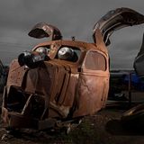 Nein, der Kopf von "Rusty Dog" rostet nicht einfach vor sich hin. Seine Patina ist Konzept – wie bei vielen von Rushs Gebilden, die er für das Popfestival von Glastonbury gestaltet. Dieses hier starrt sogar mit Topfaugen ins Publikum 