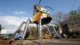 Wie in einem Rausch der Dinge arbeiten sich die "Company"-Leute an immer neuen Formen ab: Diese Skulptur mit dem Namen "Amber God Save The Bees" in Form einer Honigbiene besteht aus ausrangierten Ape- und Tuk-Tuk-Teilen