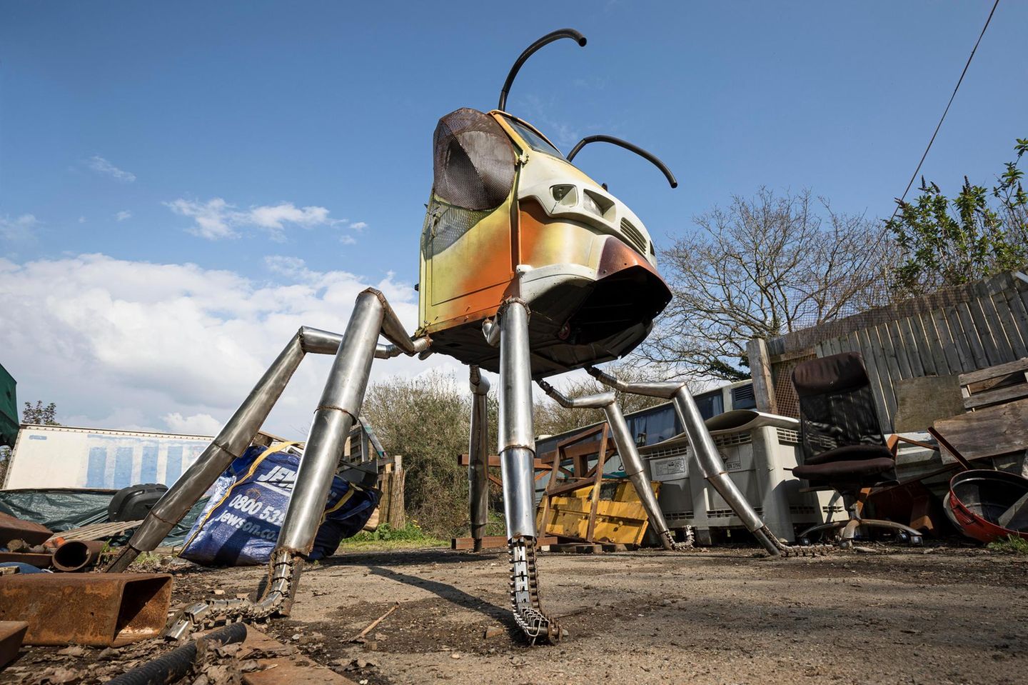 Wie in einem Rausch der Dinge arbeiten sich die "Company"-Leute an immer neuen Formen ab: Diese Skulptur mit dem Namen "Amber God Save The Bees" in Form einer Honigbiene besteht aus ausrangierten Ape- und Tuk-Tuk-Teilen