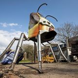 Wie in einem Rausch der Dinge arbeiten sich die "Company"-Leute an immer neuen Formen ab: Diese Skulptur mit dem Namen "Amber God Save The Bees" in Form einer Honigbiene besteht aus ausrangierten Ape- und Tuk-Tuk-Teilen