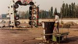 Zur Wendezeit fand die Company in Berlin eine wilde Subkultur, Platz und ausrangiertes Kriegsgerät vor. Bestes Material für Werke wie "Tankhendge", einer massiven Skulptur aus verlassenen Panzern, die an Stonehenge erinnert