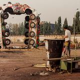 Zur Wendezeit fand die Company in Berlin eine wilde Subkultur, Platz und ausrangiertes Kriegsgerät vor. Bestes Material für Werke wie "Tankhendge", einer massiven Skulptur aus verlassenen Panzern, die an Stonehenge erinnert