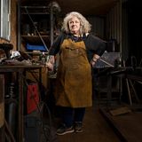 Aus Kochgerät und anderem fertigt Company-Mitglied Debs Wrekon in ihrer Werkstatt filigrane Gestalten