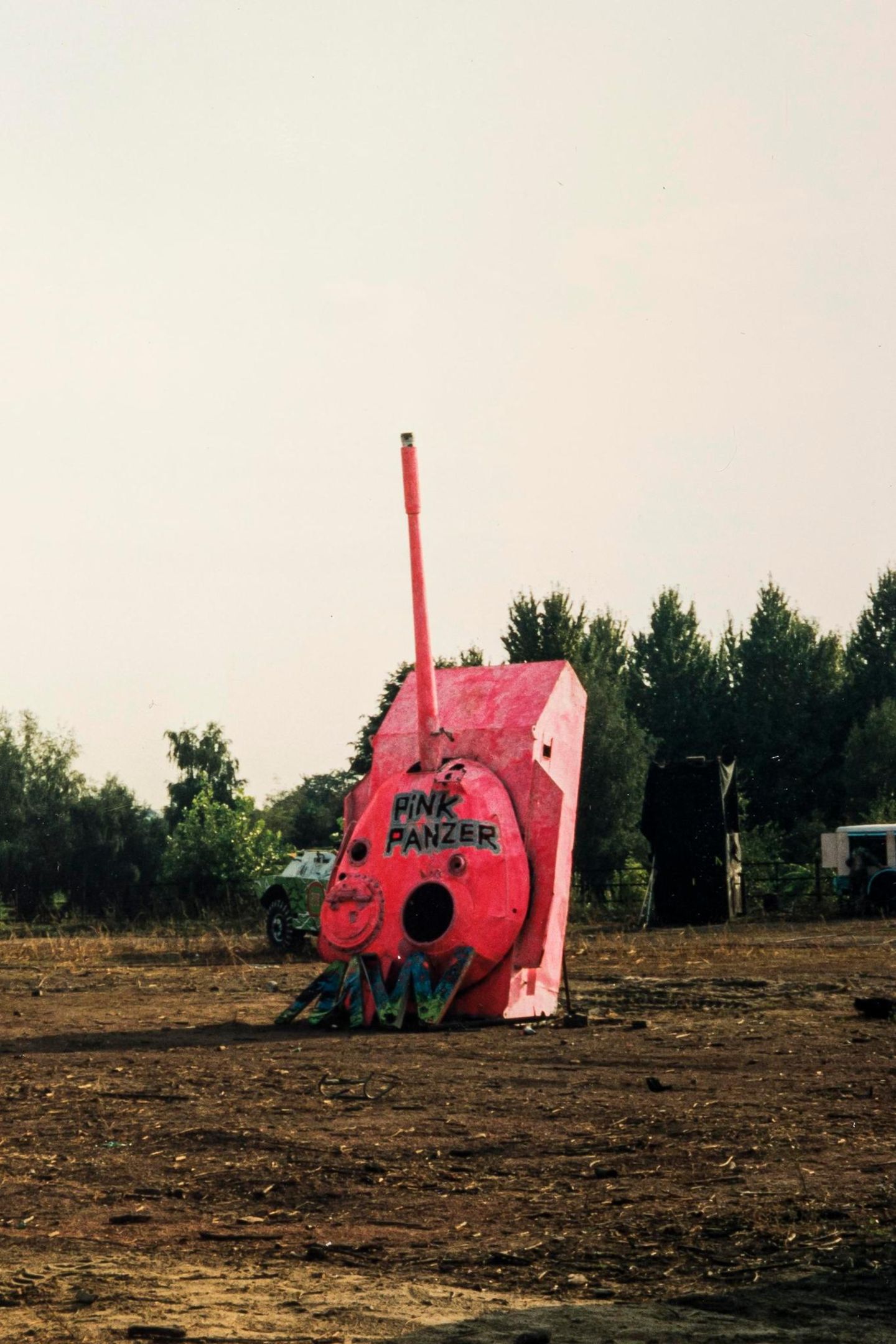 So wie der "Pink Panzer" hier starr gen Himmel zielt, trifft er nicht einmal eine Friedenstaube. Aber Schüsse sind hier sowieso nicht geplant. Das Kunstwerk ist Teil der Installation "Tank Henge" in Berlin 
