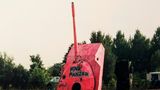 So wie der "Pink Panzer" hier starr gen Himmel zielt, trifft er nicht einmal eine Friedenstaube. Aber Schüsse sind hier sowieso nicht geplant. Das Kunstwerk ist Teil der Installation "Tank Henge" in Berlin 